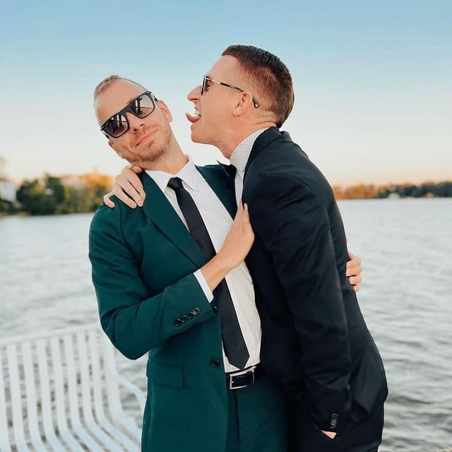 Photographic evidence that Dark Green is irresistible.