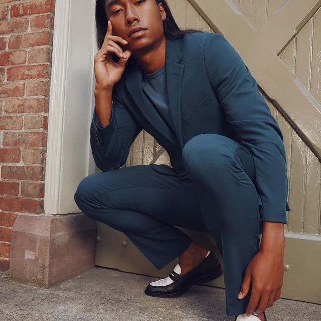 Deep thoughts in deep teal, ready for a deeeeep chill this weekend. Recycled fabric with built-in comfort and just enough stretch introduces form to function for peak performance—whether that means running through your work week or lounging around looking cool.